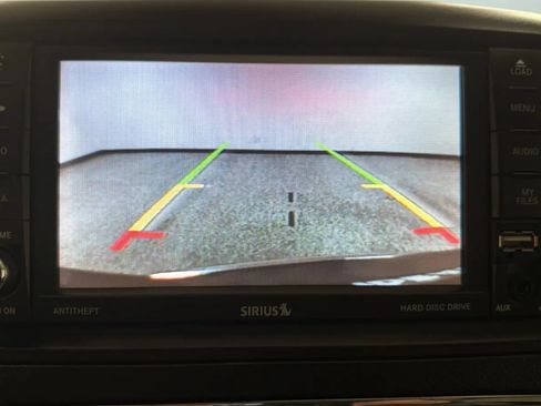 Used 2016 Chrysler Town & Country Touring FWD image 13