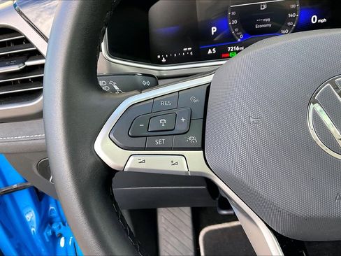 Certified 2025 Volkswagen Taos SE image 18