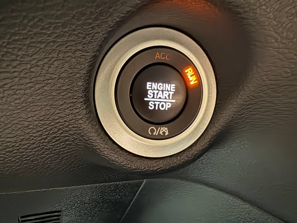 Used 2025 Chrysler Pacifica Select FWD image 40