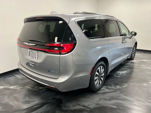 Used 2021 Chrysler Pacifica Touring-L image 21
