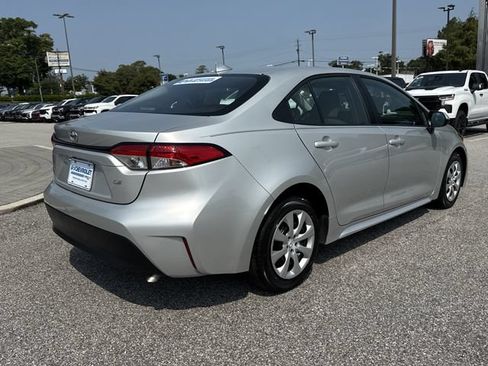 Used 2025 Toyota Corolla LE FWD image 3