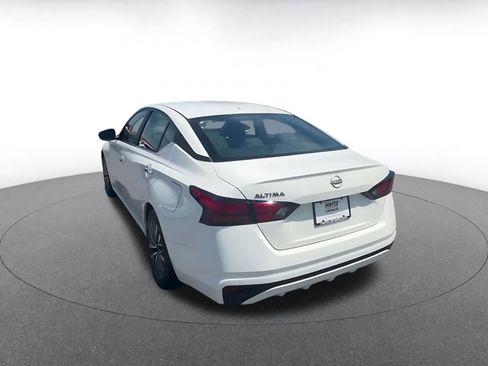 Used 2025 Nissan Altima 2.5 SV FWD image 11