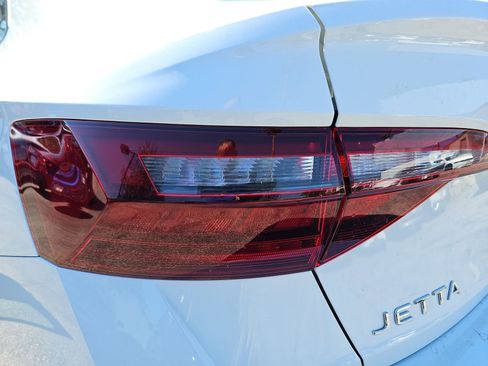 Used 2022 Volkswagen Jetta Sport image 11