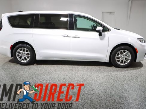 Used 2023 Chrysler Pacifica Touring-L FWD image 6