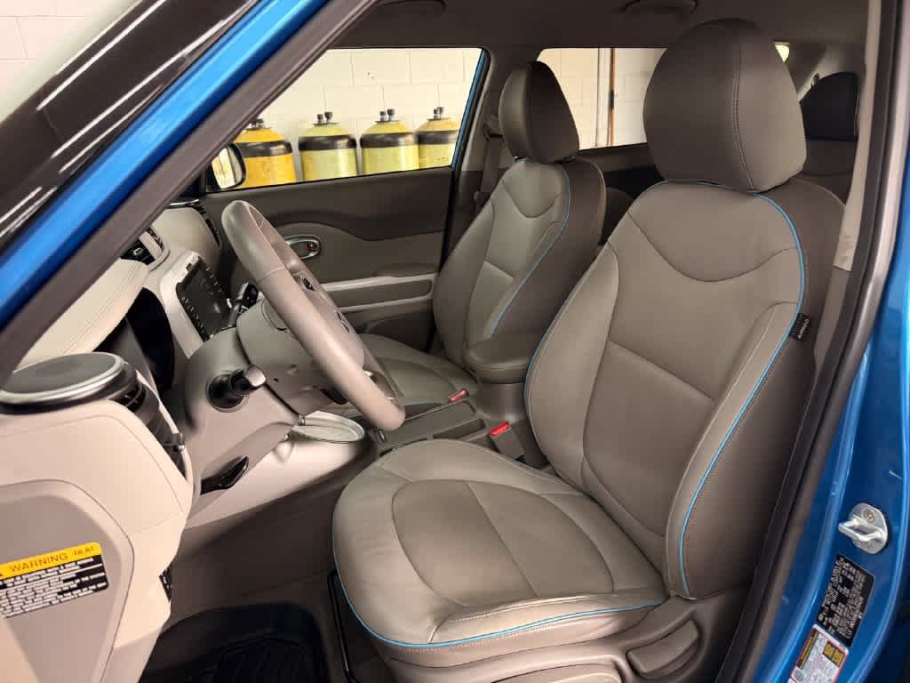 Used 2016 Kia Soul EV + FWD image 11