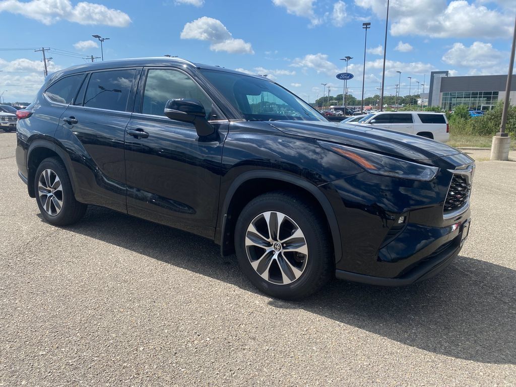 Used 2021 Toyota Highlander XLE AWD/4WD image 12