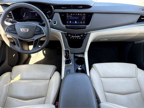 Used 2017 Cadillac XT5 Luxury w/ Driver Awareness Package image 4