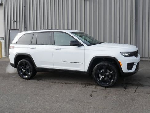 New 2025 Jeep Grand Cherokee Altitude image 6