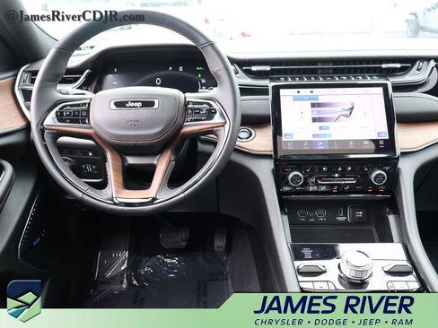 Used 2022 Jeep Grand Cherokee Summit w/ Advanced Protech Group IV AWD/4WD image 18