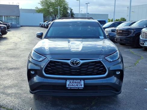 Used 2024 Toyota Highlander LE AWD/4WD image 12