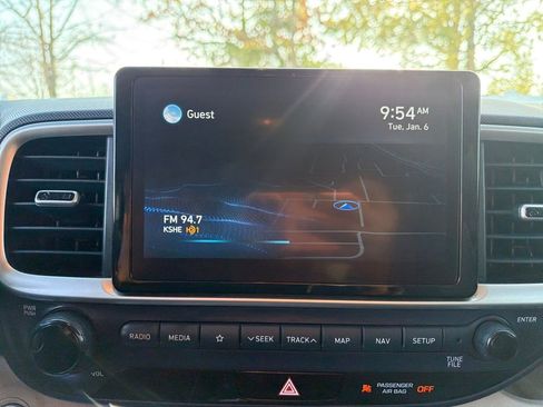 Used 2022 Hyundai Venue Limited image 21