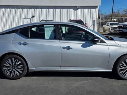 Used 2024 Nissan Altima 2.5 SV image 6