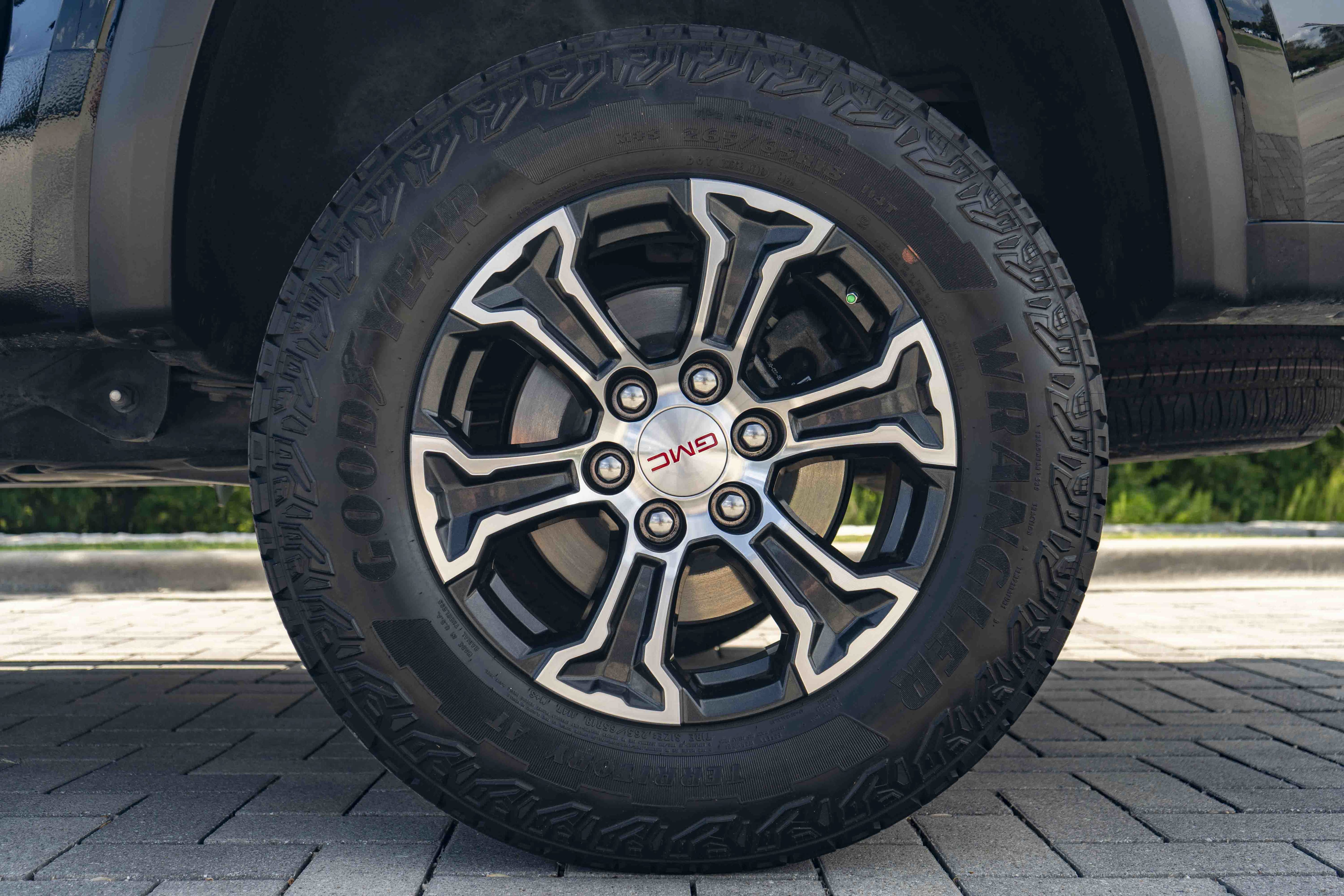 Used 2024 GMC Canyon AT4 w/ Technology Package AWD/4WD image 14