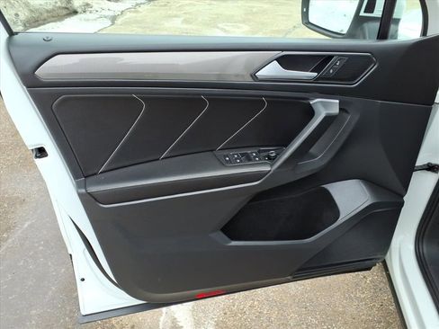 Used 2022 Volkswagen Tiguan SE w/ Panoramic Sunroof Package image 12