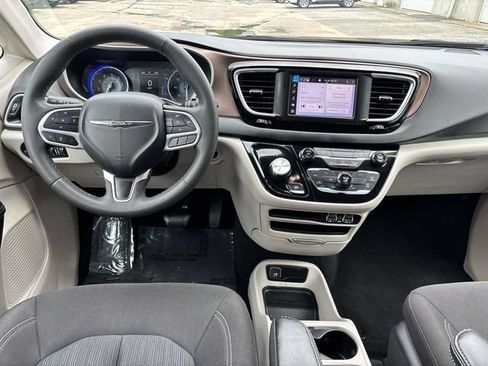 Used 2023 Chrysler Voyager LX FWD image 17