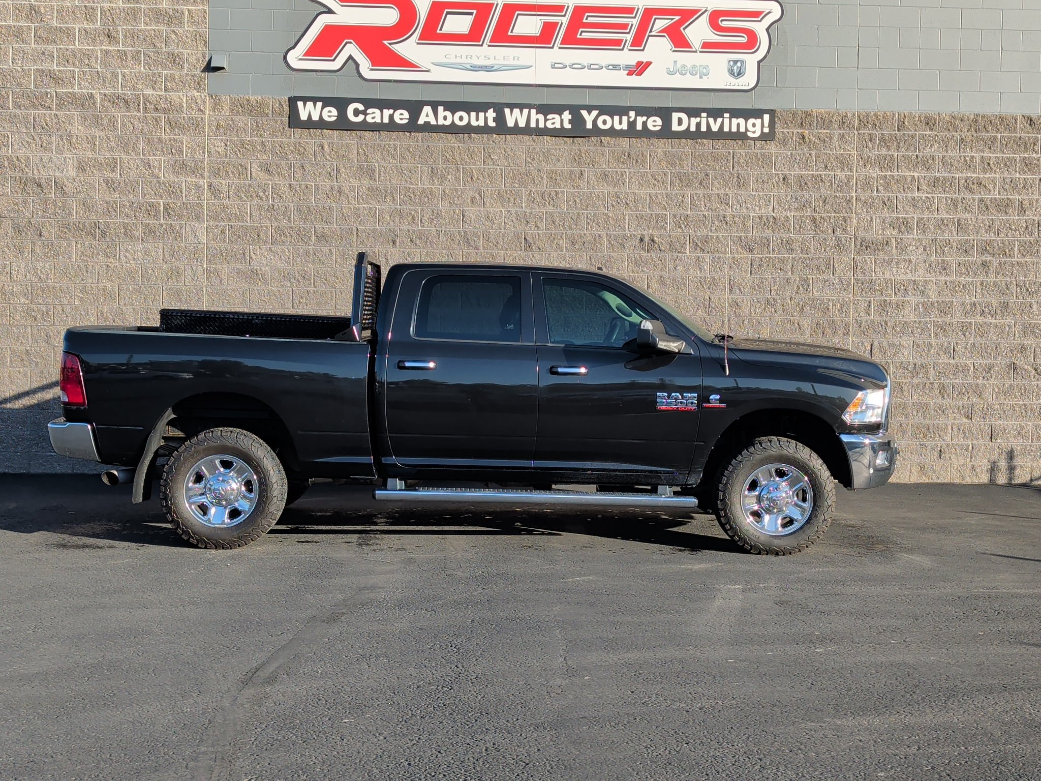 Used 2018 RAM 3500 SLT w/ Cold Weather Group AWD/4WD image 4