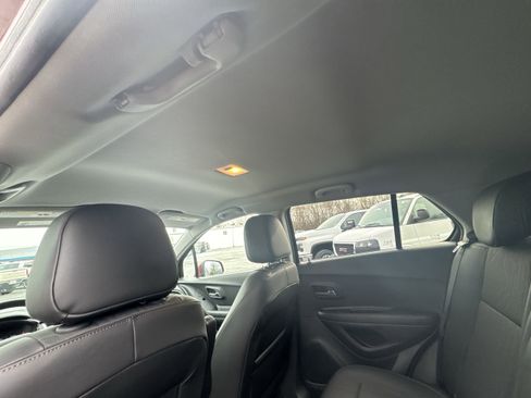 Used 2022 Chevrolet Trax LT w/ LT Convenience Package image 19