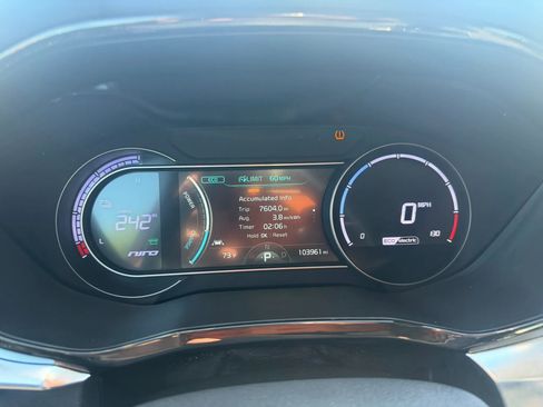 Used 2022 Kia Niro EX w/ Cold Weather Package FWD image 10