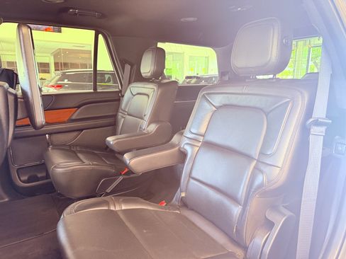 Used 2018 Lincoln Navigator Select w/ Technology Package RWD image 25
