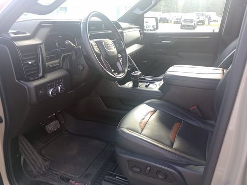 Used 2023 GMC Sierra 1500 AT4 w/ Technology Package AWD/4WD image 2