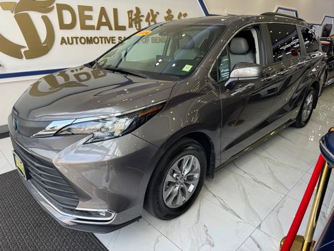 Used 2024 Toyota Sienna XLE w/ XLE Plus Package FWD image 4