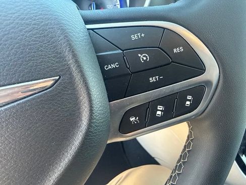 Certified 2024 Chrysler Pacifica Touring-L FWD image 18