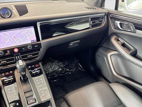 Certified 2025 Porsche Macan AWD/4WD image 22