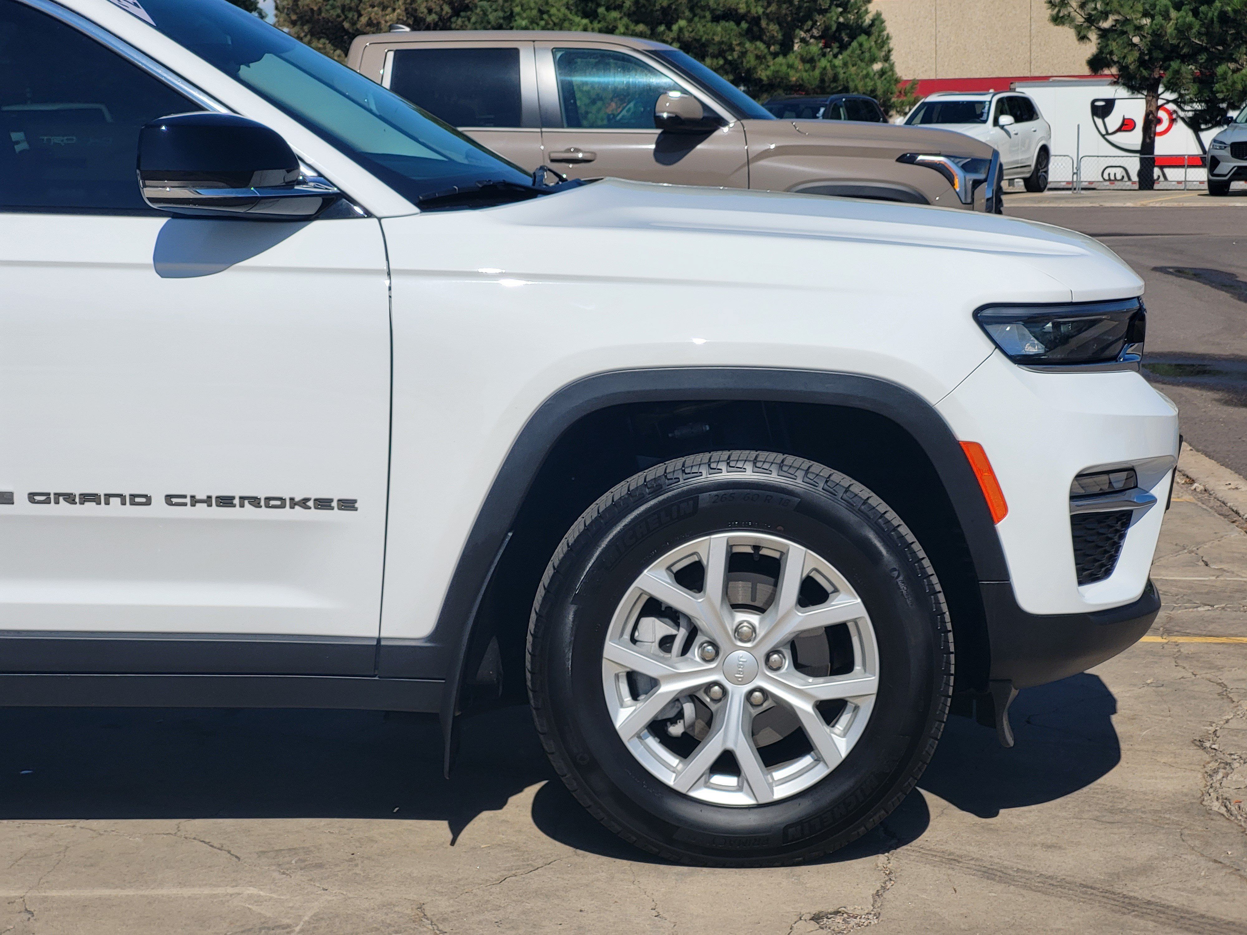 Used 2023 Jeep Grand Cherokee Limited w/ Trailer Tow Prep Group (B) AWD/4WD image 7