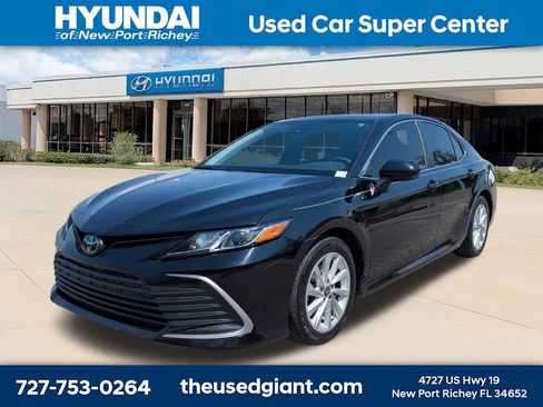 Used 2022 Toyota Camry LE image 1