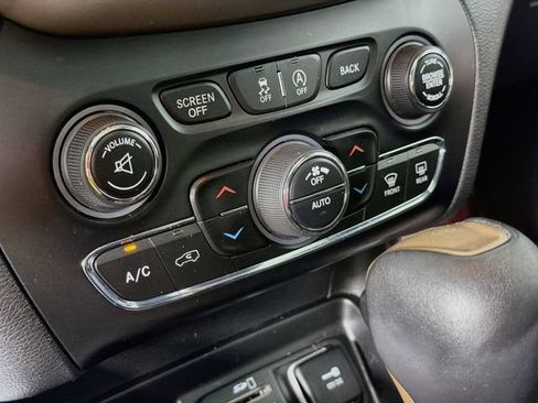 Used 2018 Jeep Cherokee Limited AWD/4WD image 16