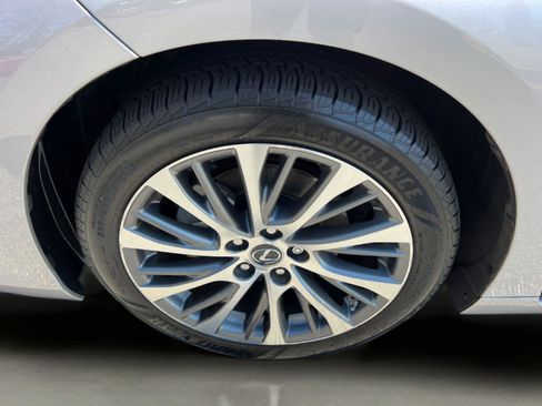 Used 2019 Lexus ES 350 Luxury w/ Accessory Package image 12