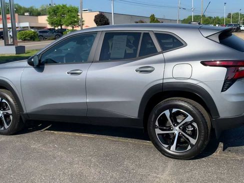Certified 2025 Chevrolet Trax RS FWD image 6