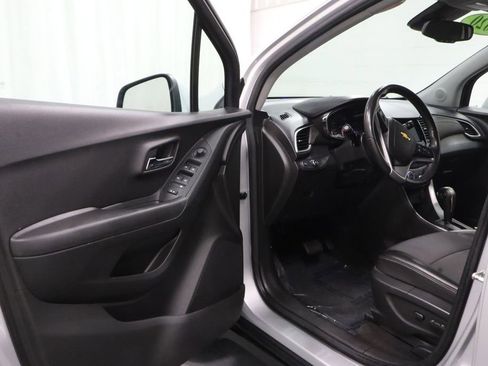 Used 2020 Chevrolet Trax LT w/ LT Convenience Package AWD/4WD image 11