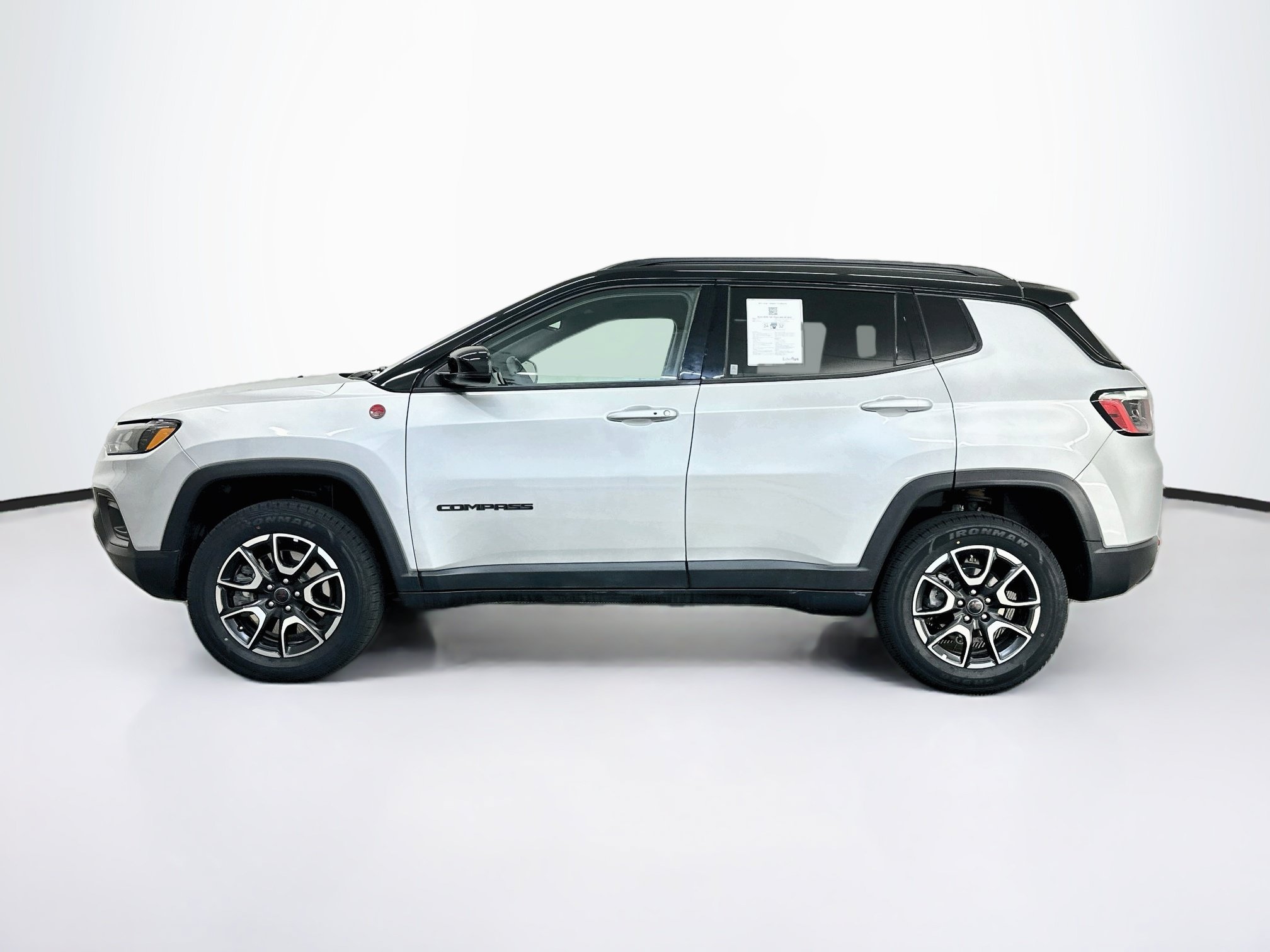 Used 2025 Jeep Compass Trailhawk AWD/4WD image 4