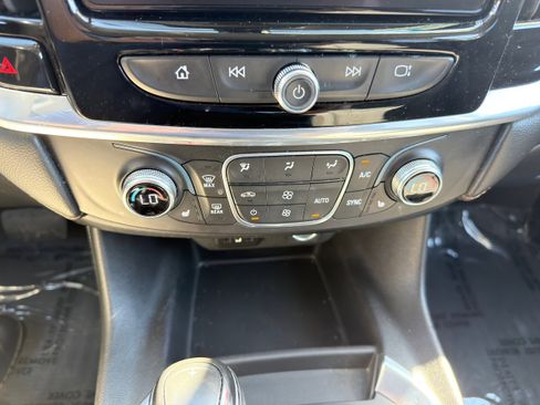 Used 2020 Chevrolet Traverse LT image 32