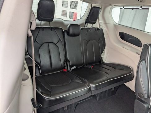 Used 2023 Chrysler Pacifica Limited image 27
