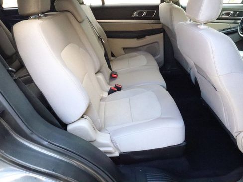Used 2018 Ford Explorer XLT image 9