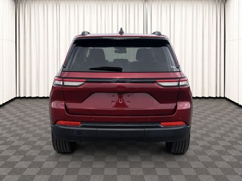 Used 2025 Jeep Grand Cherokee Altitude RWD image 4