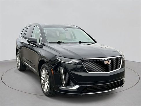 Used 2021 Cadillac XT6 Premium Luxury image 3