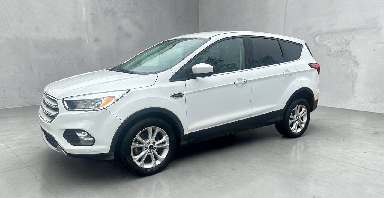Used 2019 Ford Escape SE FWD image 1
