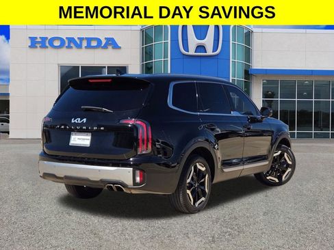 Used 2024 Kia Telluride EX w/ EX Captain's Chair Package FWD image 3