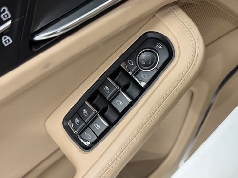 Certified 2023 Porsche Macan S AWD/4WD image 28