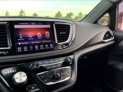 Used 2019 Chrysler Pacifica Limited w/ Advanced Safetytec Group FWD image 34