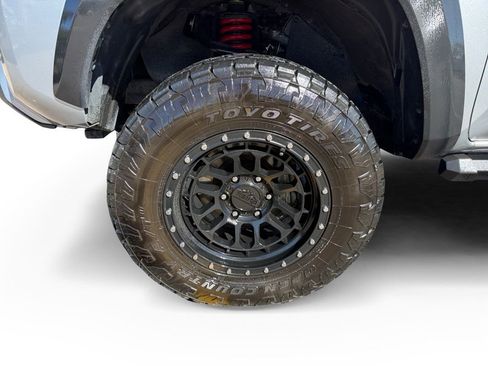 Used 2017 Toyota Tacoma TRD Off-Road image 9