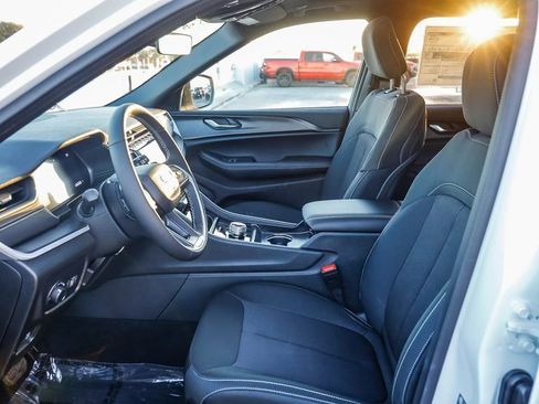 New 2025 Jeep Grand Cherokee Laredo X w/ Luxury Tech Group I image 19