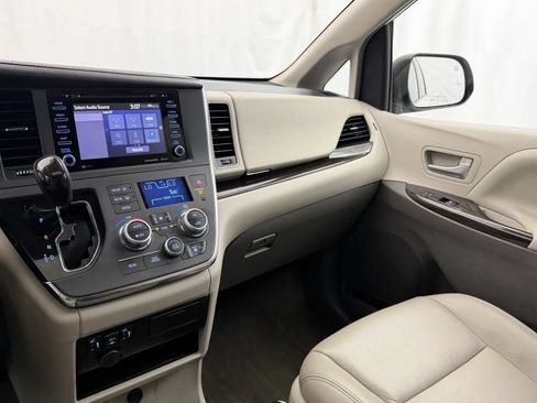 Used 2019 Toyota Sienna XLE FWD image 19