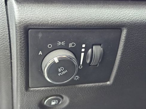 Used 2020 Jeep Grand Cherokee Limited w/ Luxury Group II image 17