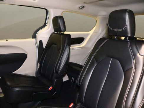 Used 2024 Chrysler Pacifica Touring-L image 16