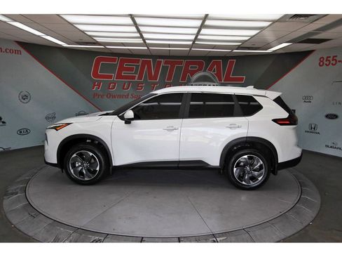 Used 2024 Nissan Rogue SV w/ SV Premium Package FWD image 3