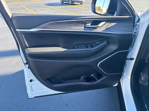 Used 2022 Jeep Grand Cherokee Limited image 19